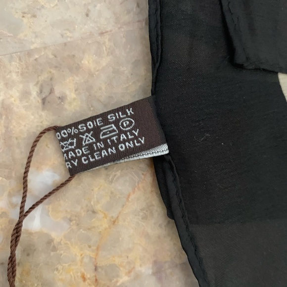 100% SILK Scarf. GG logo. Can be worn multiple ways. Black border. Stunning - Picture 4 of 4